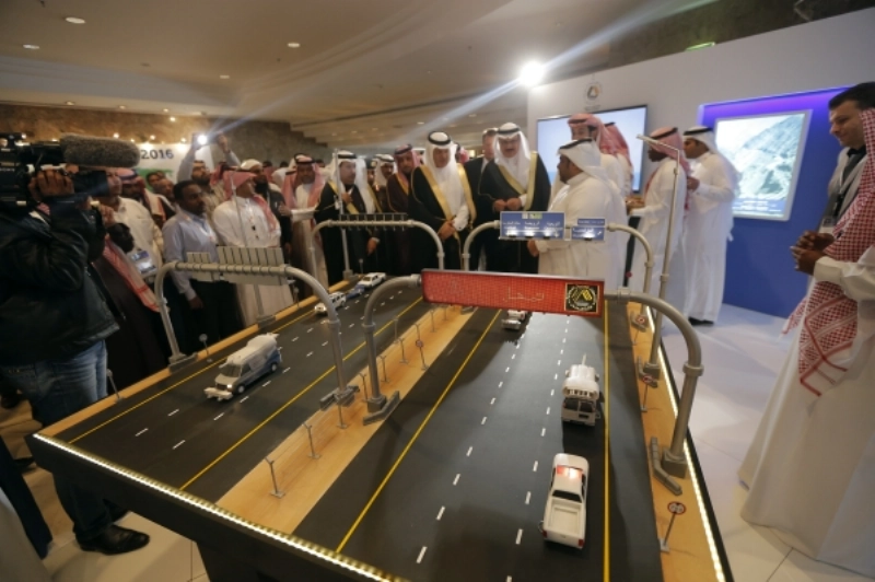 وزير النقل يطلع على مجسم لأحد المشاريع (مكة)