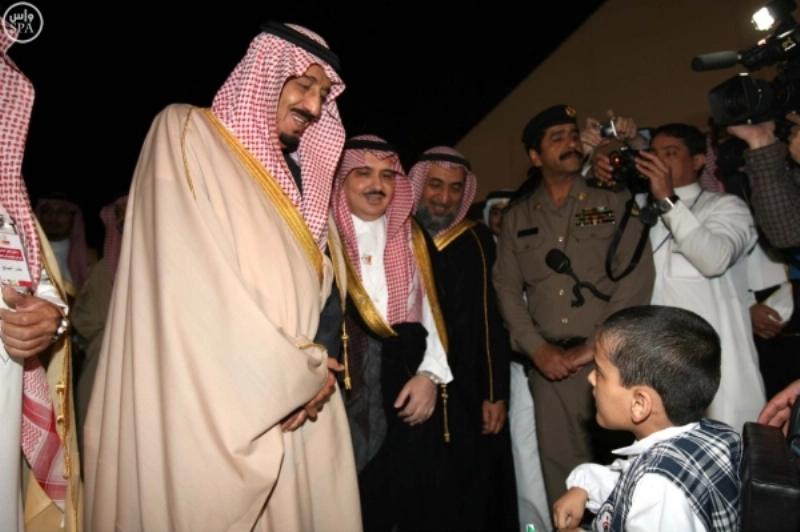 الملك سلمان مستقبلا أحد المعاقين في إحدى المناسبات (واس)