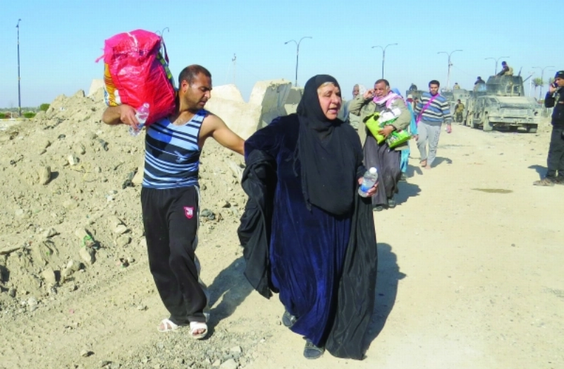 قوات عراقية تجلي مدنيين في إحدى ضواحي الرمادي (أ ف ب)