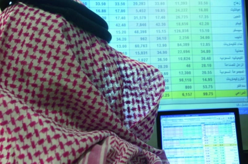 مستثمر يتابع شاشة تداول (مكة)