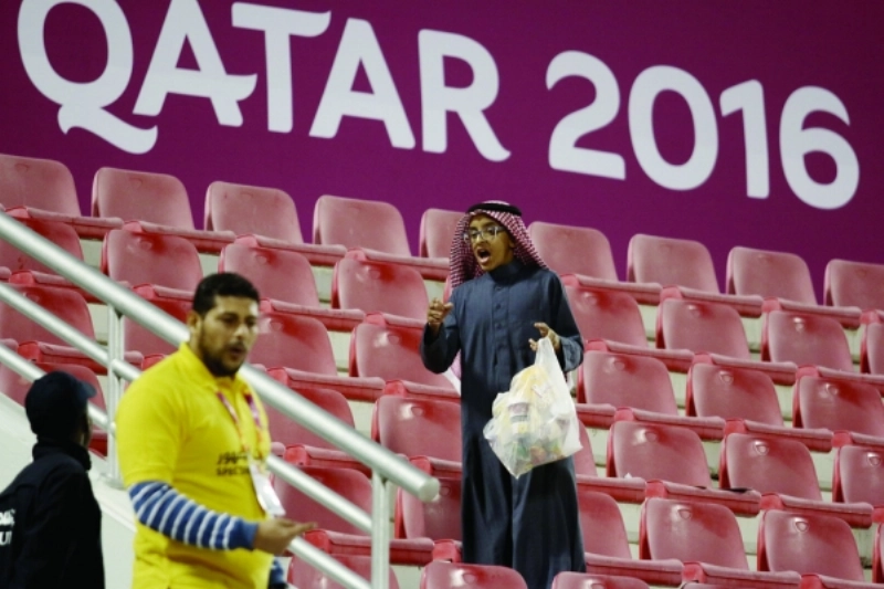 سعودي وابنه نظفا المدرج قبل خروجهما (مكة)