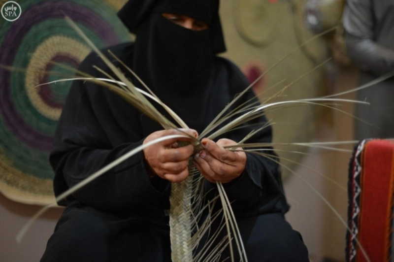 جانب من أعمال المهرجان الحرفية (واس)