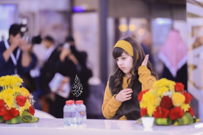 طفلة ترتب شعرها