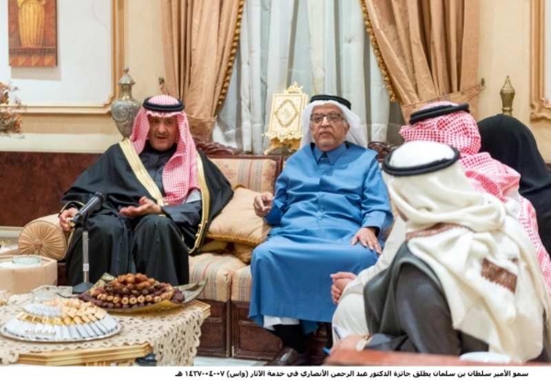 سلطان بن سلمان وبجواره عبدالرحمن الأنصاري (واس)