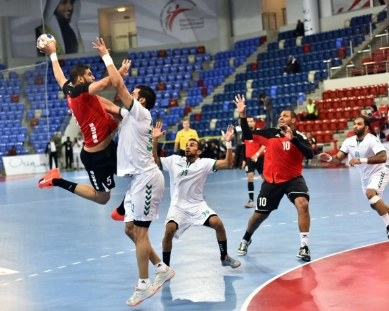 جانب من مواجهة السعودية والإمارات أمس (مكة)