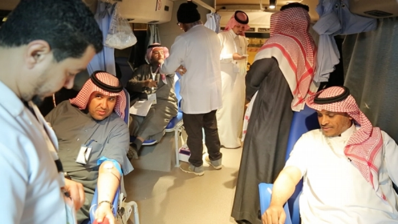 منسوبو الصحة أثناء تبرعهم بالدم (مكة)