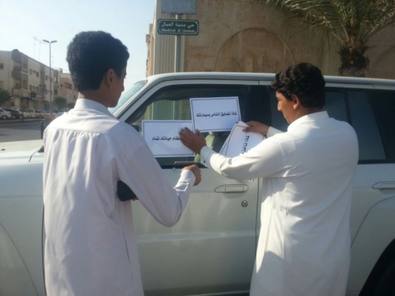 طالبان يضعان ورقة تذكر المخالف بحقوق الطريق