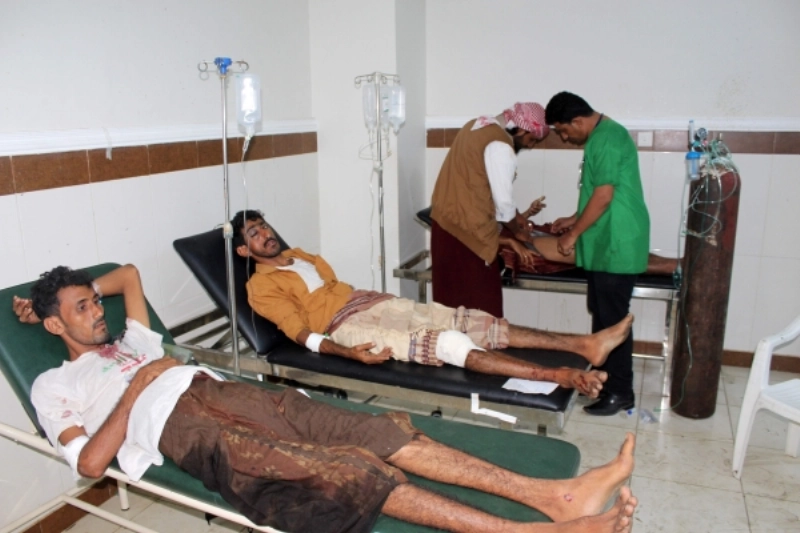 مدنيون ضحايا ميليشيات الحوثي وصالح يتلقون علاجا في أحد المستشفيات بعدن (أ ف ب)