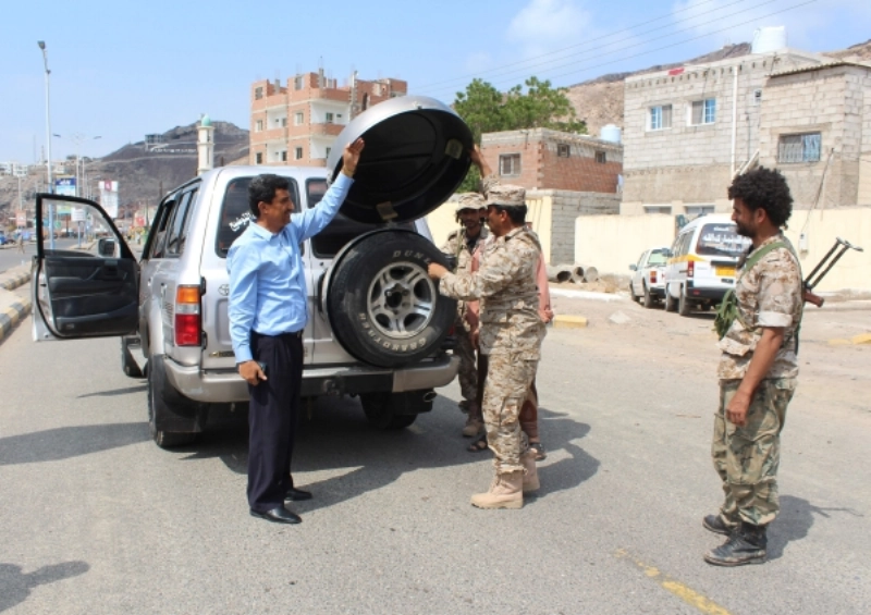 مقاومون في نقطة تفتيش في مدينة بعدن (أ ف ب)