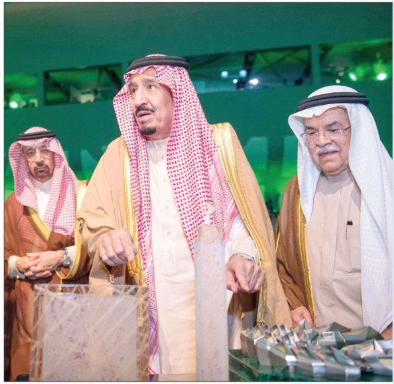 خادم الحرمين متوسطا النعيمي والفالح (واس)