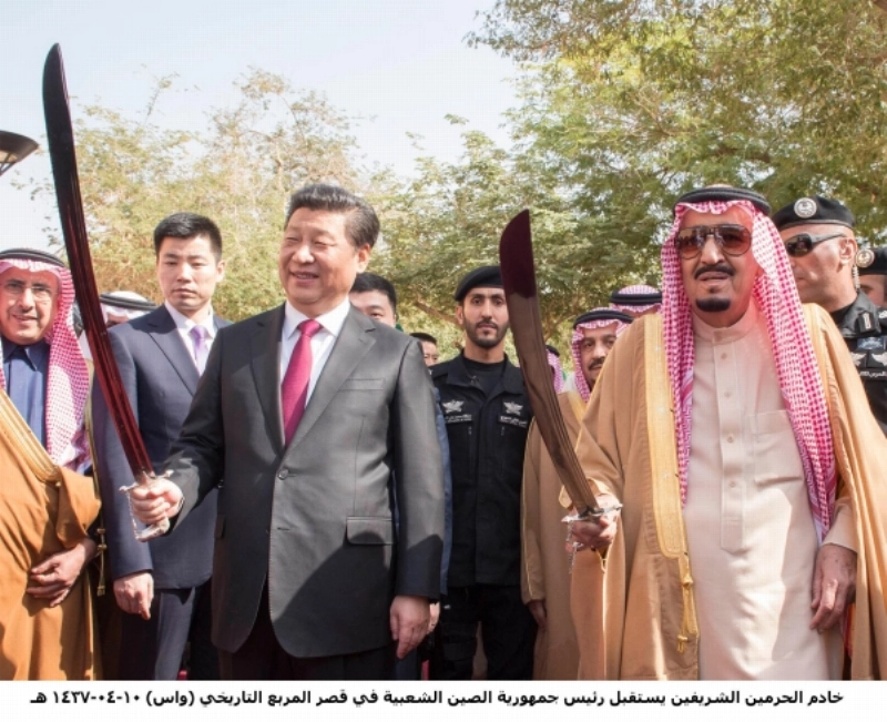 الملك سلمان والرئيس الصيني خلال أداء العرضة السعودية (بندر الجلعود)