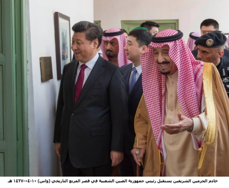 خادم الحرمين الشريفين مستقبلا الرئيس الصيني في قصر المربع التاريخي أمس