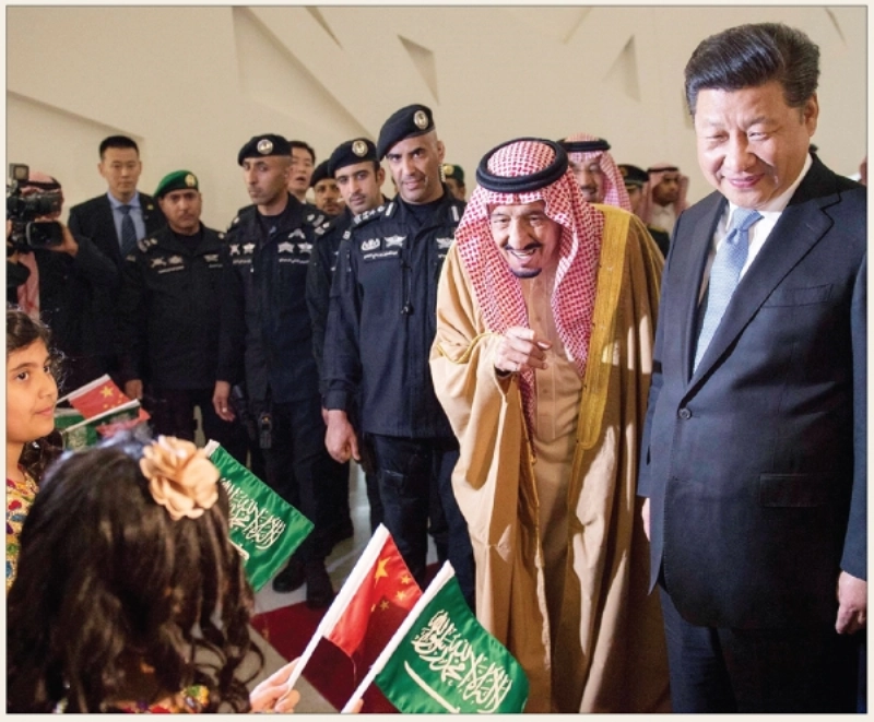 الملك سلمان والرئيس الصيني في حديث مع عدد من الأطفال أثناء افتتاح «ياسرف» في الرياض أمس (واس)