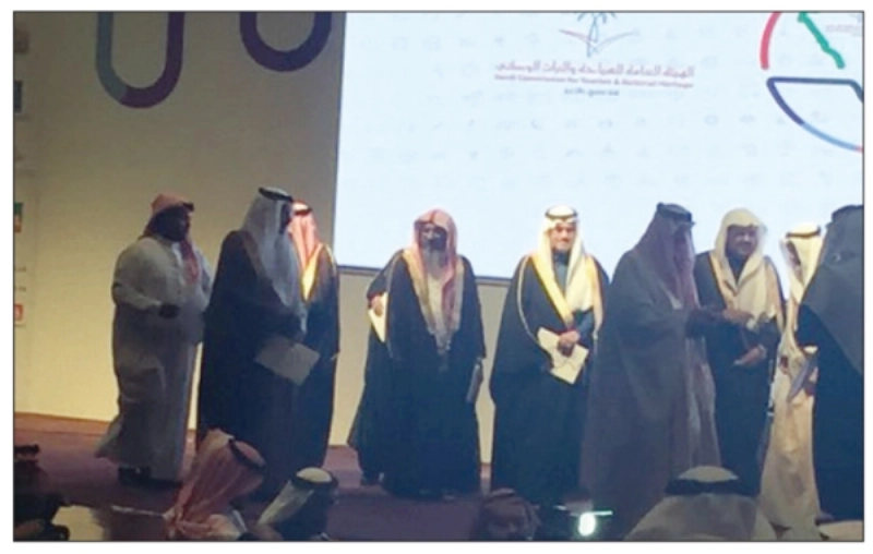 لحظة تكريم المضواحي أمس (تويتر: خالد السهيل)