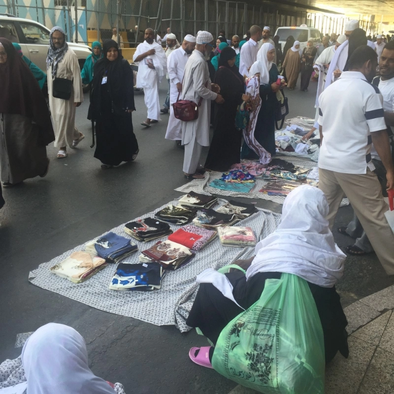 باعة يعرضون بضائعهم على قارعة الطريق (مكة)