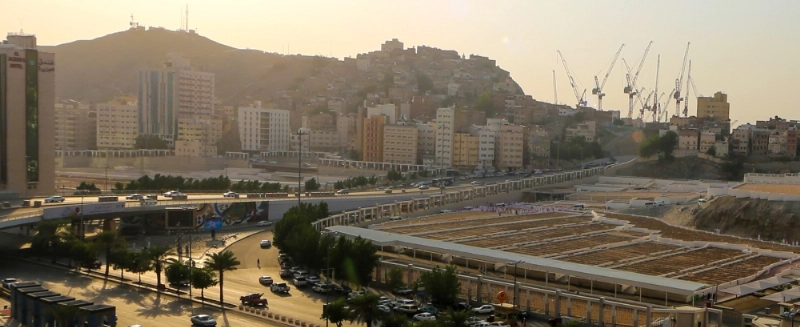 جسر الحجون الرابط بين العتيبية والجعفرية بالعاصمة المقدسة (عبدالمحسن دومان)