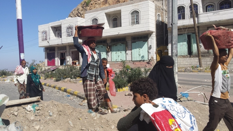 يمنيون يعبرون منفذ الدحي في تعز مشيا على الأقدام لعدم توفرمواصلات (ياسر عقيل)