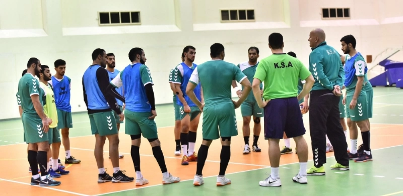 لاعبو الأخضر يستمعون لمدربهم قبل تدريب أمس (مكة)