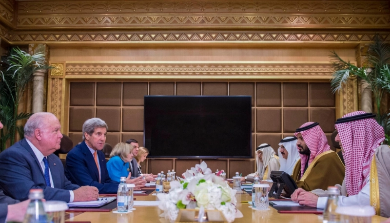 الأمير محمد بن سلمان خلال اجتماعه مع جون كيري في قصر العوجا أمس (واس)