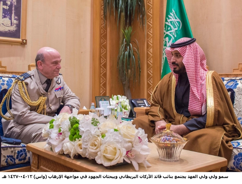 الأمير محمد بن سلمان لدى لقائه استورد بيتش في قصر العوجا أمس (واس)