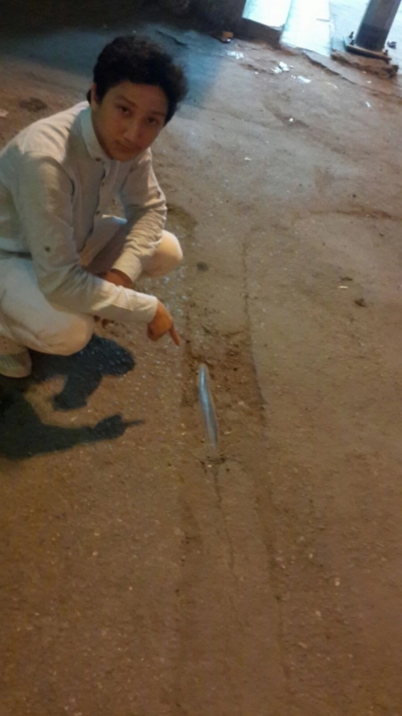 الإمام يشير إلى أحد الكيابل على سطح الأرض (عبدالمحسن دومان)
