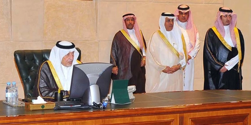 خالد الفيصل مستعرضا مشروع النقل العام بالعاصمة المقدسة (مكة)