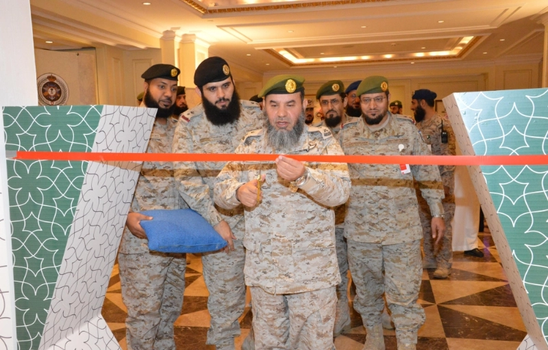 علي الزهراني مفتتحا المعرض (واس)