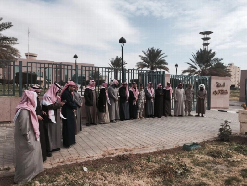 عدد من الأهالي أمام الأمانة أمس (مكة)