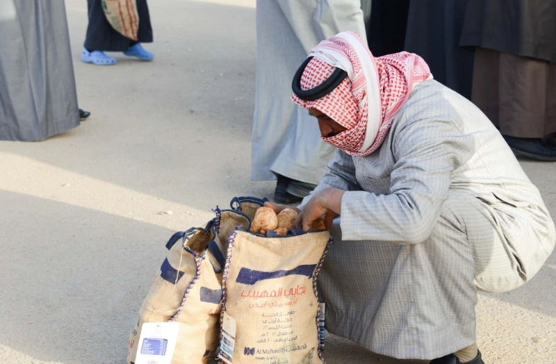 متسوق يفحص كمية من الفقع قبل شرائها (واس)