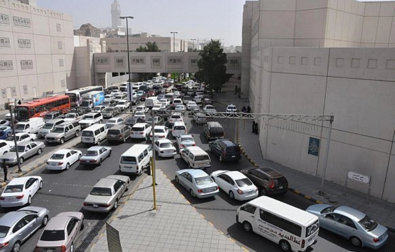 الزحام كما بدا أمام فرع طالبات جامعة أم القرى بالزاهر (مكة)