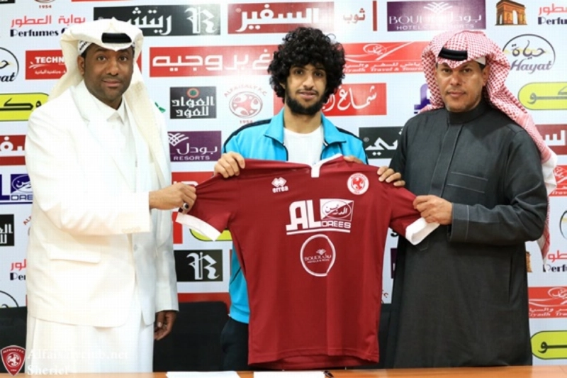 المدلج (يمين) يسلم السحيمي قميص الفيصلي (مكة)