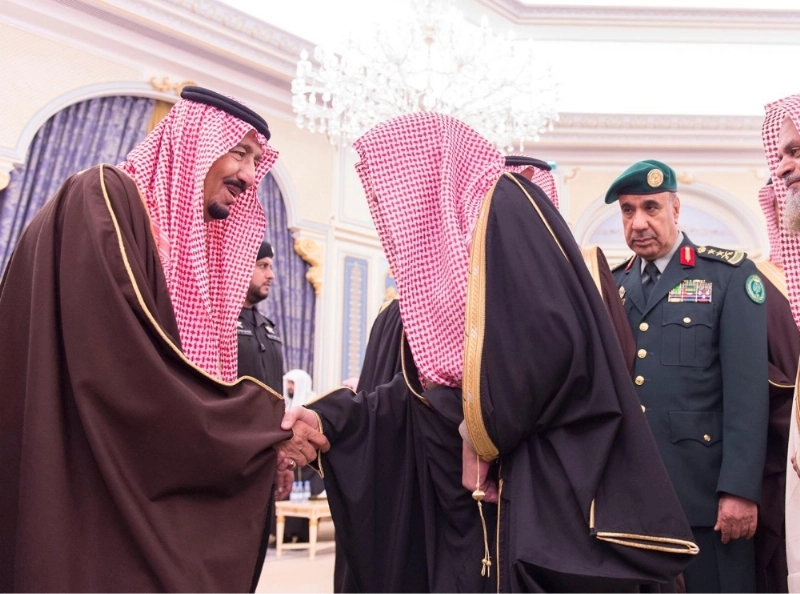 ...ويصافح أحد العلماء