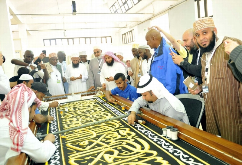ضيوف البرنامج مطلعين على مراحل صناعة كسوة الكعبة (واس)