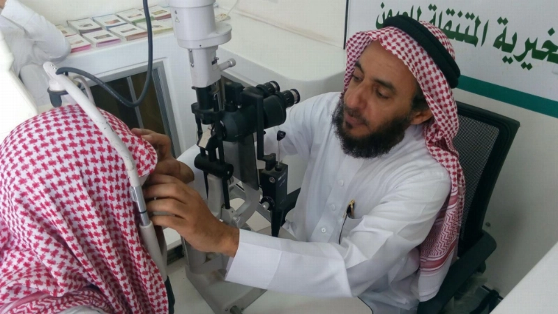 طبيب خلال كشفع على أحد المرضى (مكة)