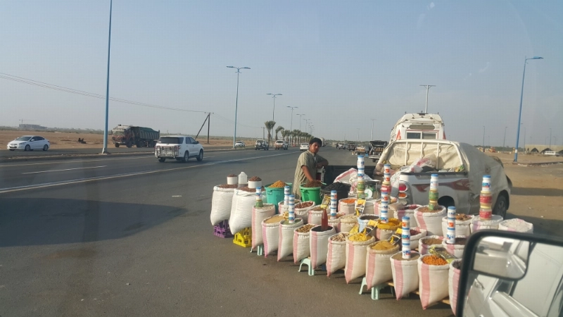 إحدى البسطات الموجودة على جانب طريق صبيا بيش (مكة)
