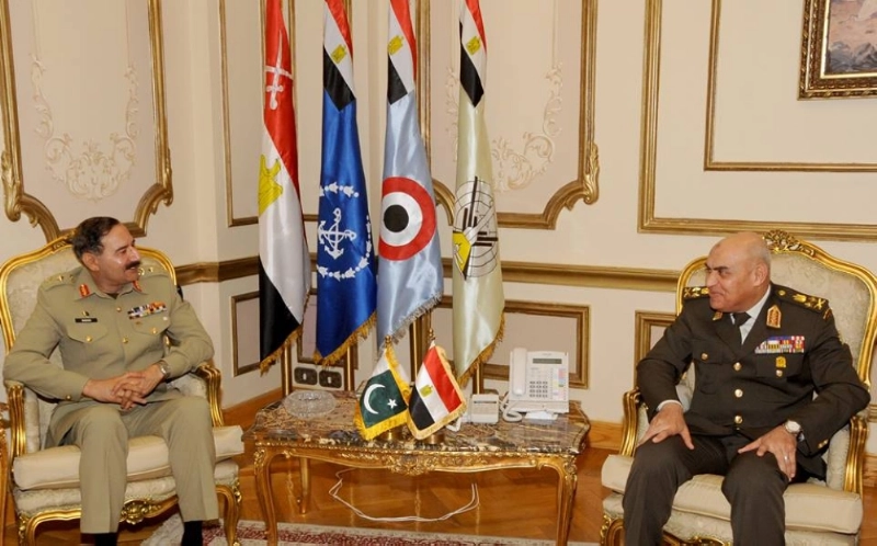 وزيرا الدفاع المصري والباكستاني في القاهرة أمس (مكة)
