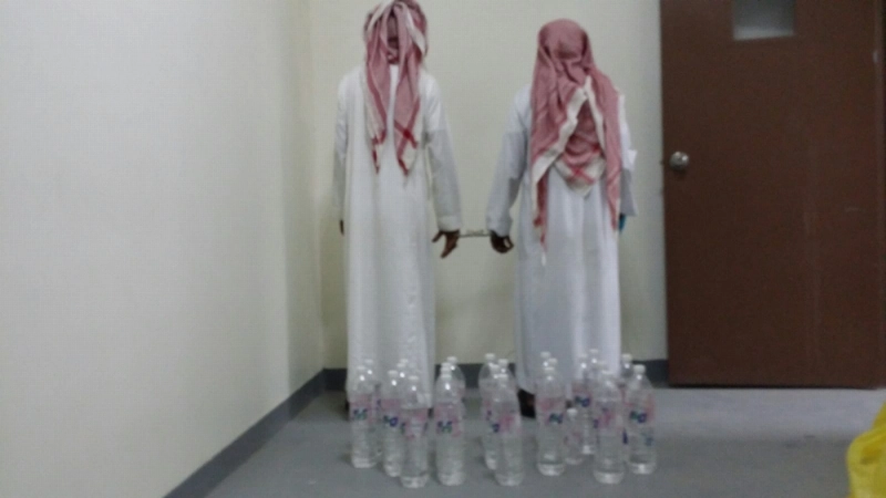 المتهمان بحيازة العرق بعد عملية الضبط في مكة أمس (مكة)