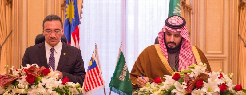 الأمير محمد بن سلمان وهشام الدين حسين خلال توقيع الاتفاقية ( واس)