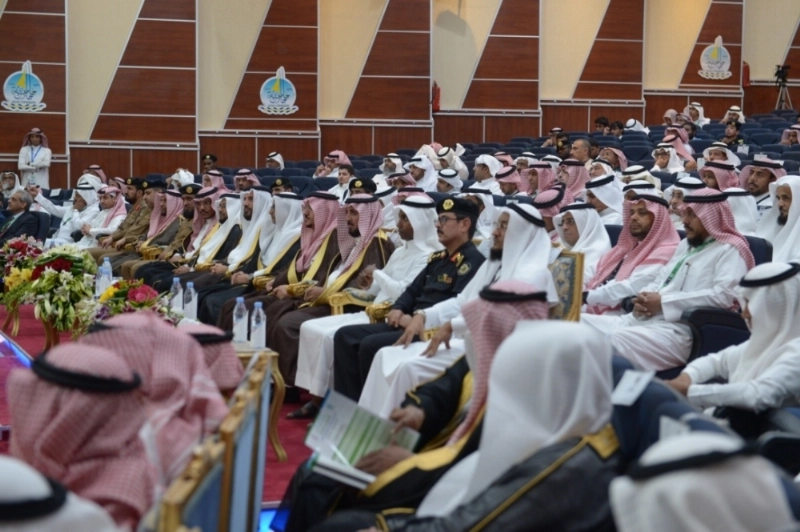 الباحثون يتابعون مناقشات المؤتمر (مكة)