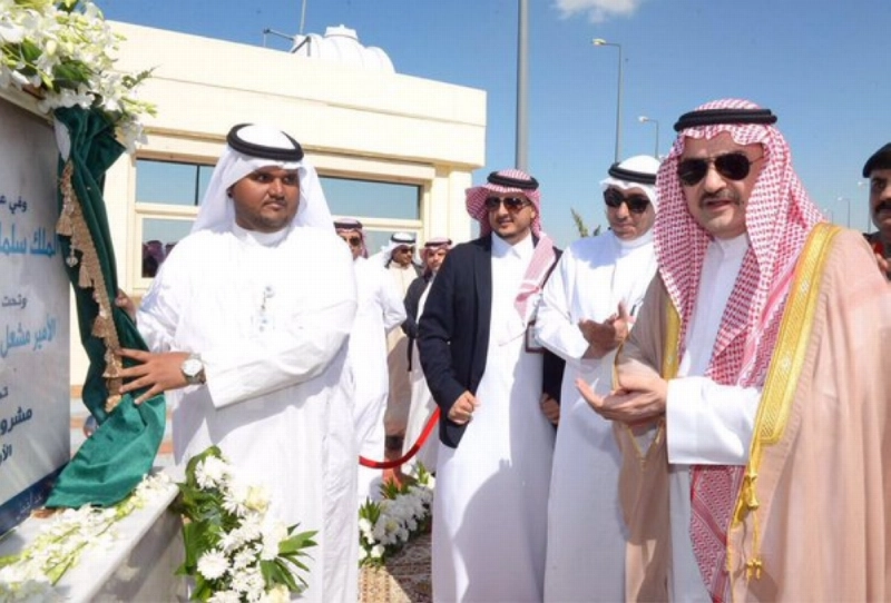 مشعل بن ماجد مدشنا مشروع الواجهة البحرية أمس (موقع الأمانة)