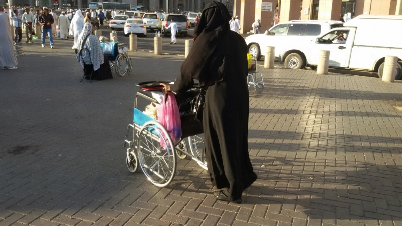 سيدة تمارس البيع على عربة تابعة للمسجد النبوي (أحمد جابر)