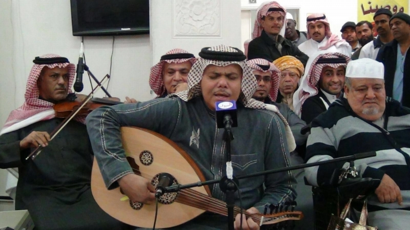 حسن اسكندراني خلال تقديمه وصلة غنائية في لقاء دار الرعاية (مكة)