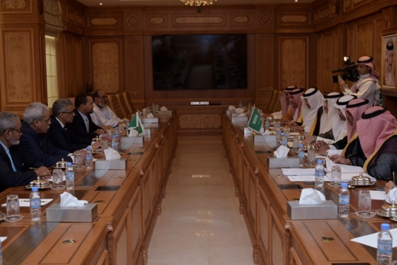 بندر الحجار مجتمعا مع أحمد داود أمس (مكة)
