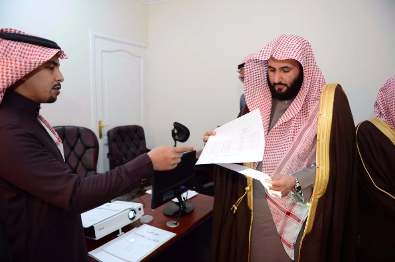 وليد الصمعاني مطلعا على معاملة أحد المراجعين (مكة)