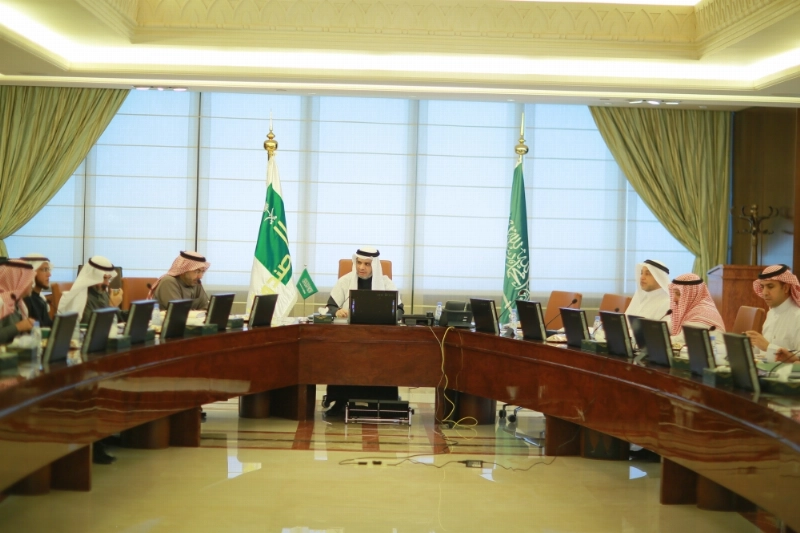 أحمد العيسى مترئسا اجتماع مجلس صندوق التعليم الجامعي (مكة)