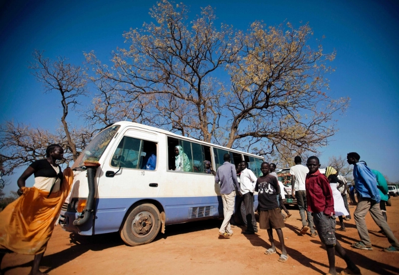 حافلة تغادر من جنوب السودان باتجاه الشمال (أ ف ب)
