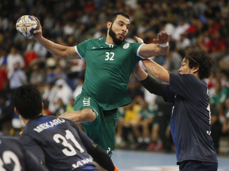 عبدالله حماد يسدد تجاه مرمى اليابان (مكة)