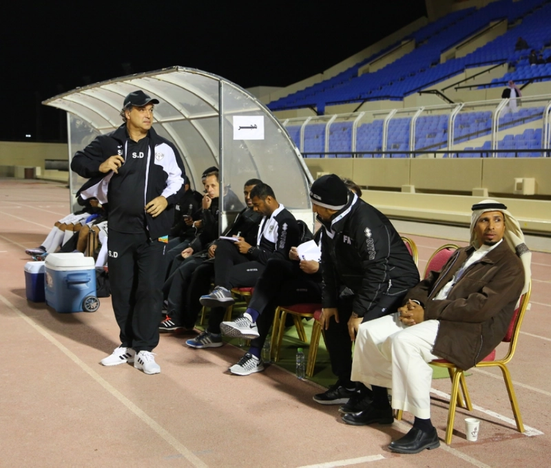 مدرب هجر ديمول خلال مباراة النصر (موقع هجر)