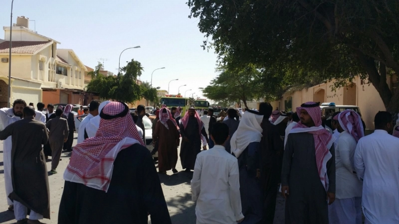 سكان الحي لحظة نجدة المصابين (مكة)