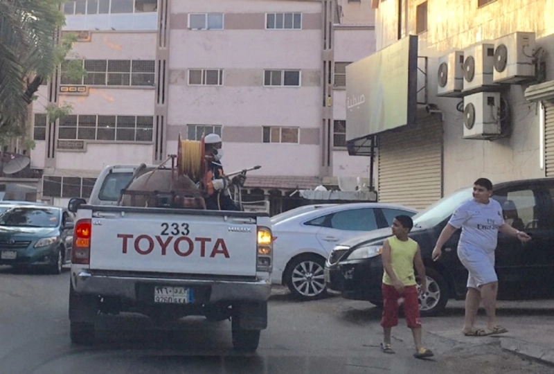 إحدى مركبات رش المبيدات بحي سكني بمكة (ياسر بخش)
